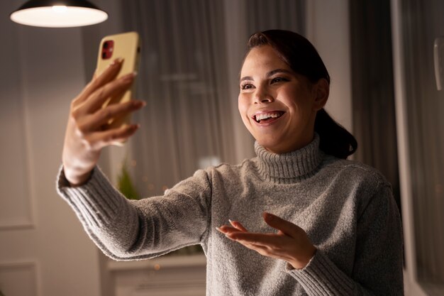 Vrouw gebruikt smartphone als gewoonte