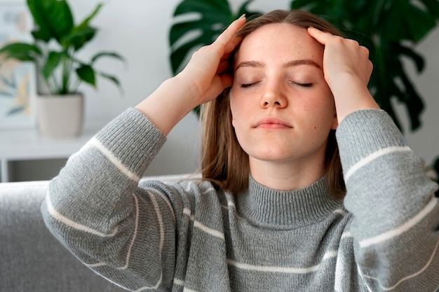 Gratis foto vrouw geeft zichzelf een scalp massage.