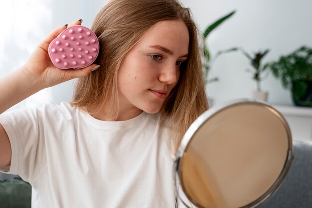 Vrouw geeft zichzelf een scalp massage.