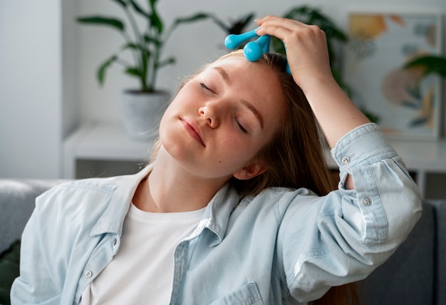 Vrouw geeft zichzelf een scalp massage.