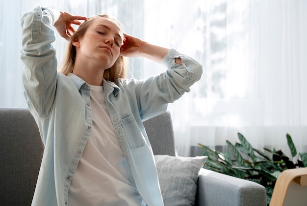 Gratis foto vrouw geeft zichzelf een scalp massage.