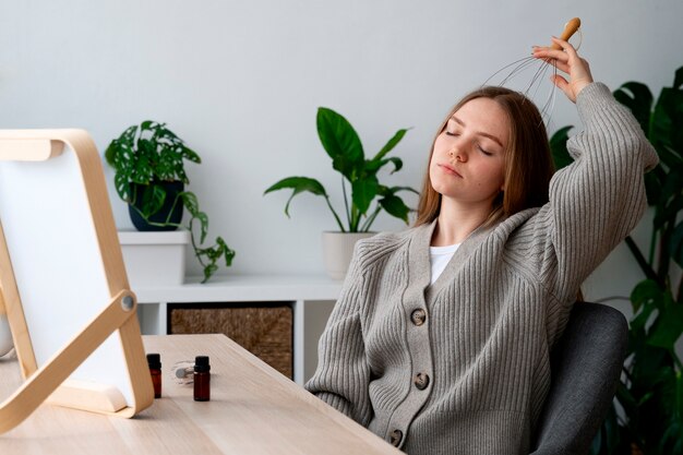 Vrouw geeft zichzelf een scalp massage.