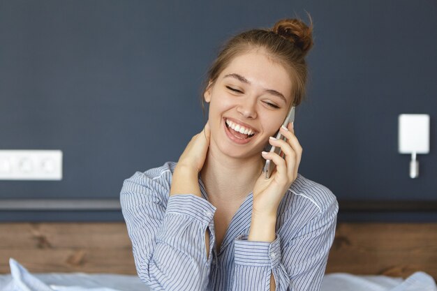 Gratis foto vrouw gekleed in pyjama zittend in bed