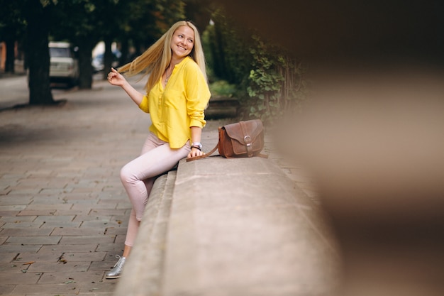 Vrouw gelukkig buiten op een zonnige dag