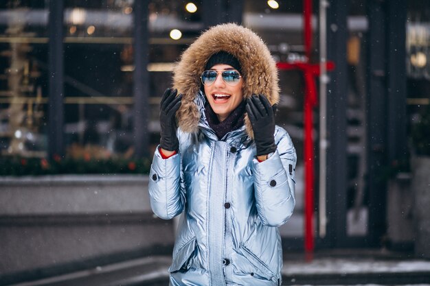 Vrouw gelukkig in blauwe jas