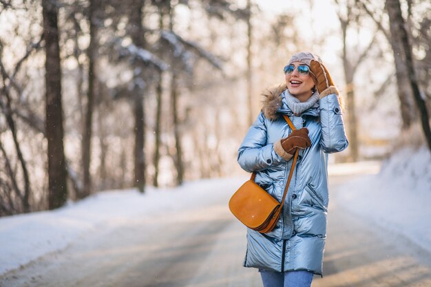 Vrouw gelukkig wandelen in een winter park