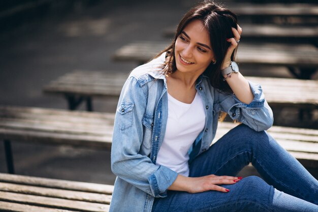 Vrouw gelukkig zitten in een park