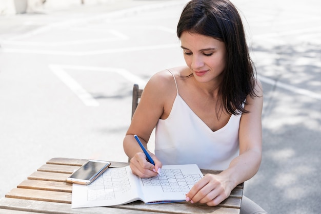 Vrouw geniet alleen van een sudoku-spel