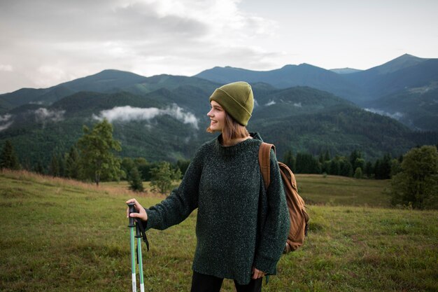 Gratis foto vrouw geniet van de prachtige landelijke omgeving