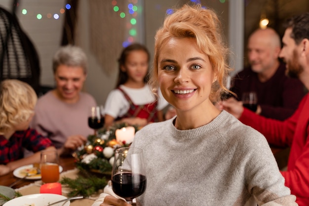 Gratis foto vrouw geniet van een kerstdiner met haar familie