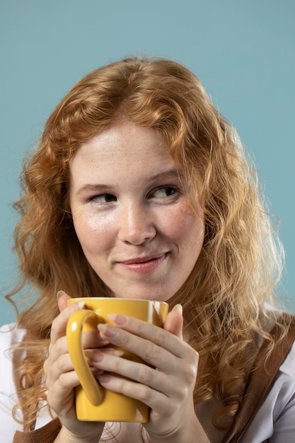 Gratis foto vrouw geniet van een kopje koffie