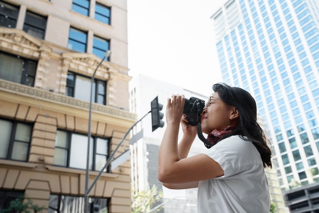 Gratis foto vrouw geniet van haar buitenhobby's