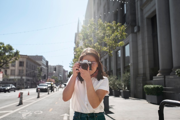 Gratis foto vrouw geniet van haar buitenhobby's