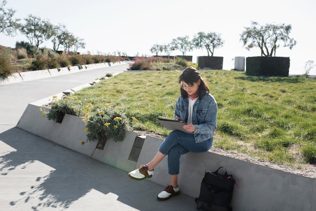 Gratis foto vrouw geniet van haar buitenhobby's