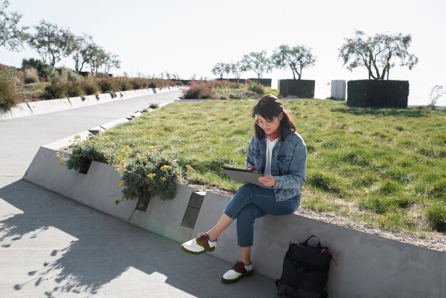 Vrouw geniet van haar buitenhobby's