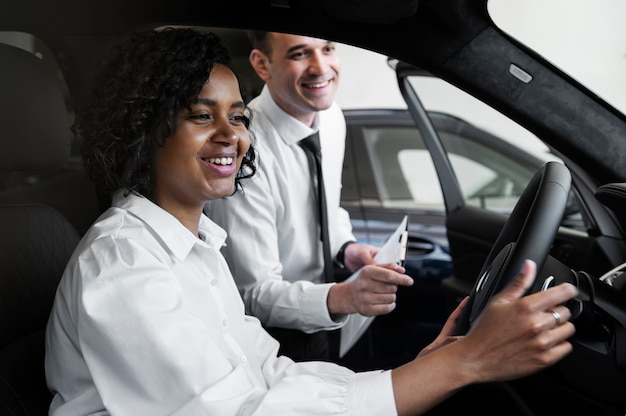 Vrouw geniet van haar financiële onafhankelijkheid terwijl ze een auto koopt