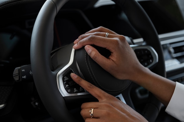 Vrouw geniet van haar financiële onafhankelijkheid terwijl ze een auto koopt