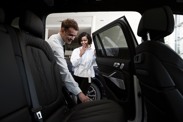 Vrouw geniet van haar financiële onafhankelijkheid terwijl ze een auto koopt