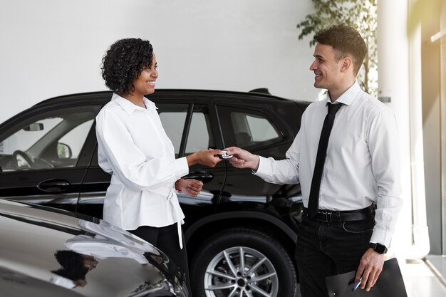 Vrouw geniet van haar financiële onafhankelijkheid terwijl ze een auto koopt