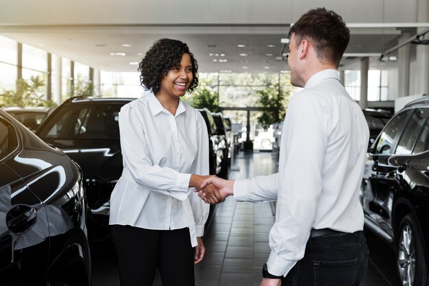 Vrouw geniet van haar financiële onafhankelijkheid terwijl ze een auto koopt