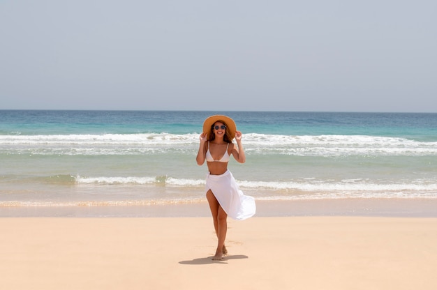 Vrouw geniet van haar vakantie op een strand