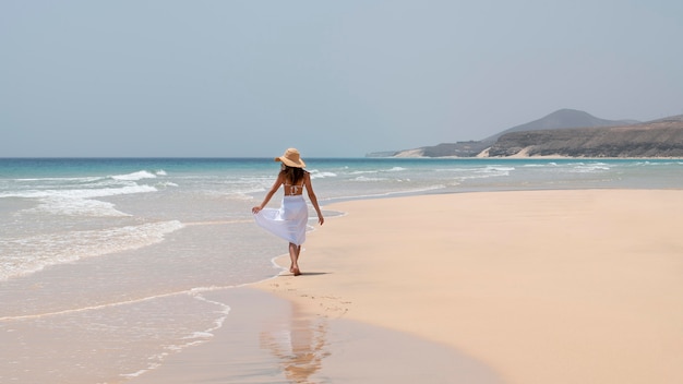 Vrouw geniet van haar vakantie op een strand