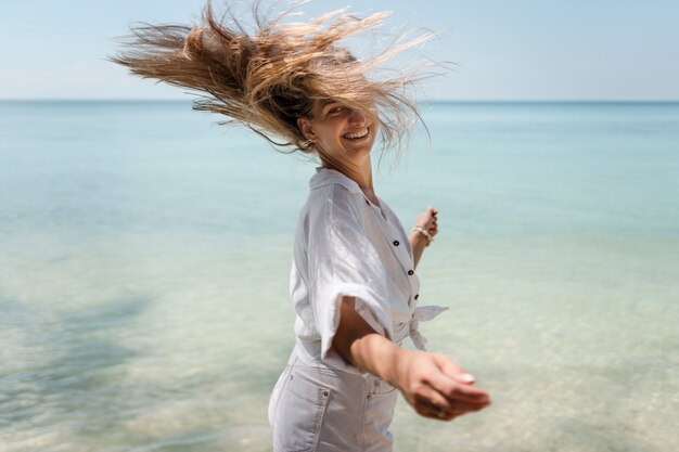 Vrouw geniet van hun zonnige vakantie