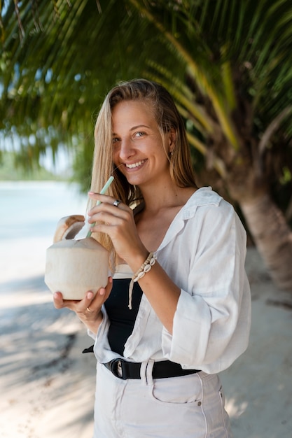 Vrouw geniet van hun zonnige vakantie