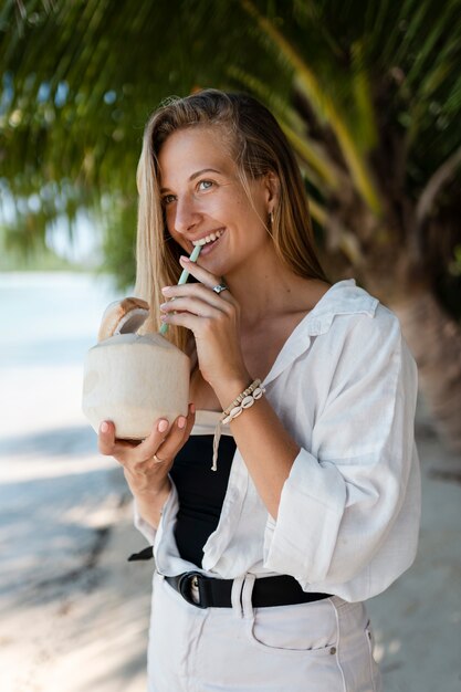 Vrouw geniet van hun zonnige vakantie