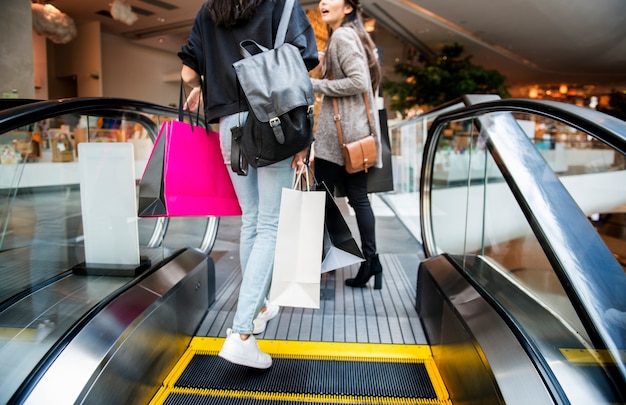 Gratis foto vrouw geniet van winkelen concept