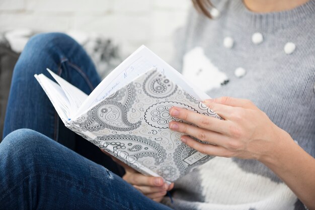 Vrouw genieten van een boek