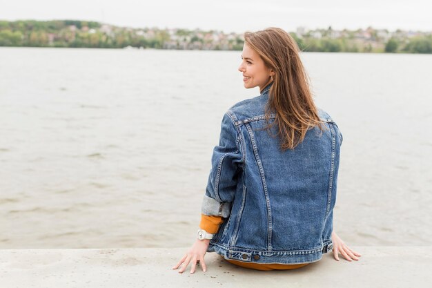 Vrouw genieten van uitzicht op zee