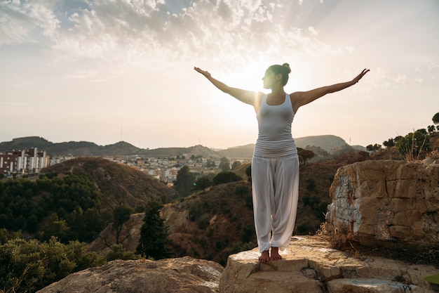 Vrouw genieten van yoga en frisse lucht