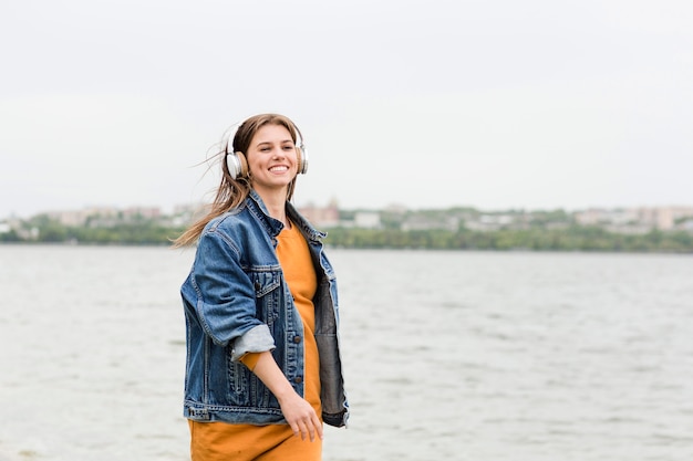 Vrouw genieten van zee en muziek