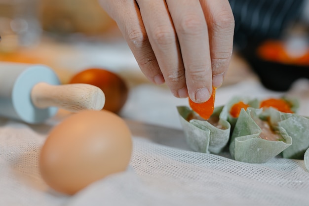 Vrouw gewikkeld in knoedels Aziatisch eten kok.