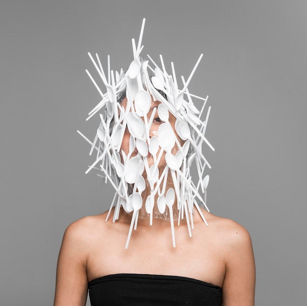 Vrouw gezicht wordt bedekt met wit plastic