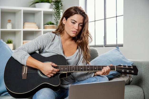 Gratis foto vrouw gitaarspelen