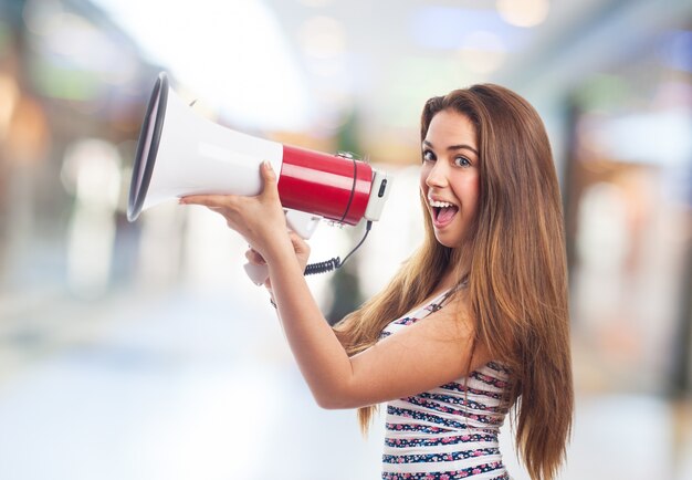 Vrouw glimlachend met een megafoon