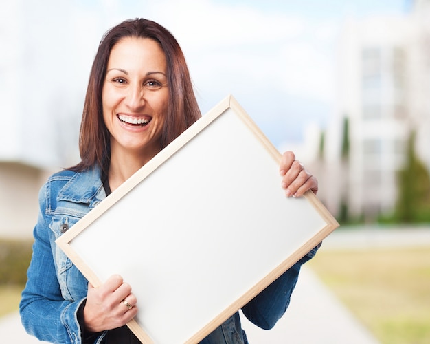 Vrouw glimlachend met een witte boord