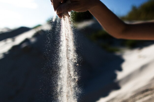 Vrouw gooit zand uit haar hand