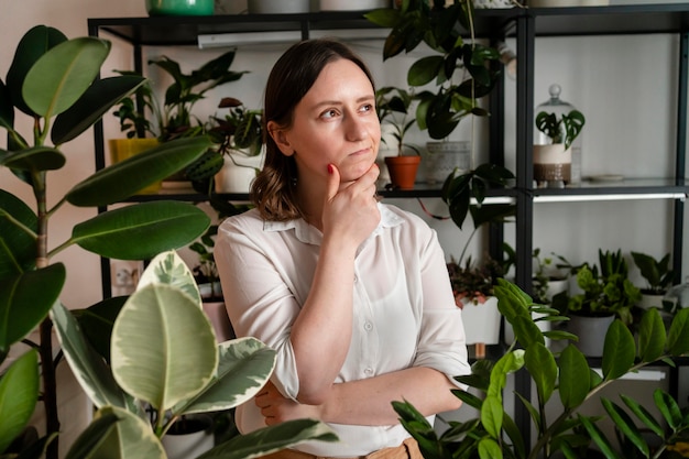 Vrouw groeiende planten thuis