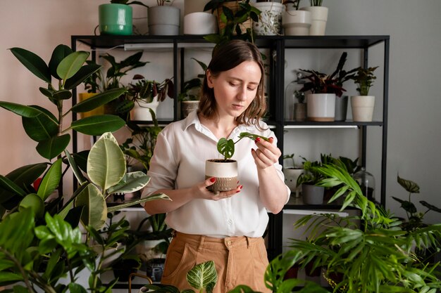 Vrouw groeiende planten thuis