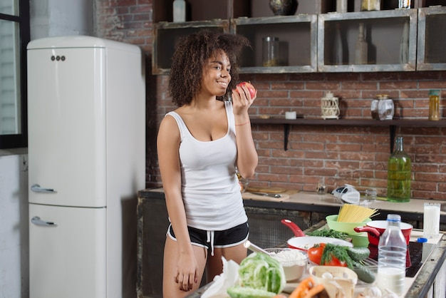 Gratis foto vrouw groenten koken