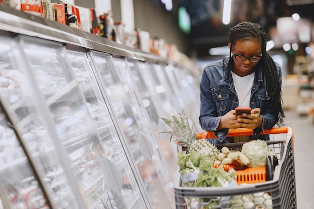 Vrouw groenten winkelen bij de supermarkt