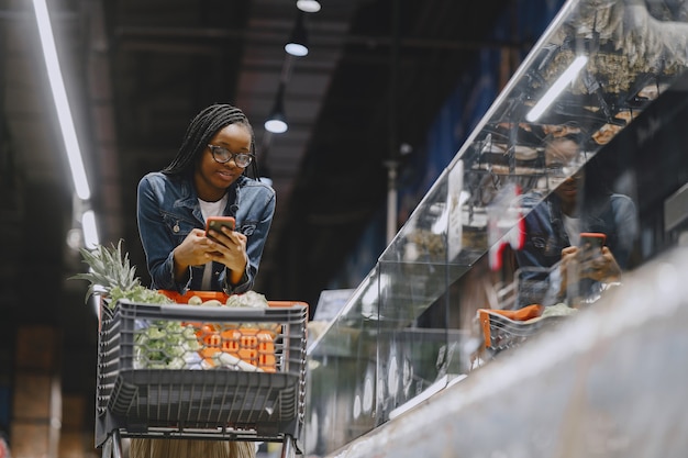 Vrouw groenten winkelen bij de supermarkt