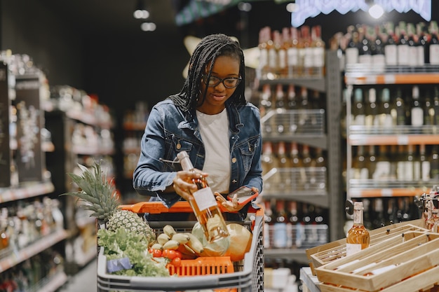 Vrouw groenten winkelen bij de supermarkt