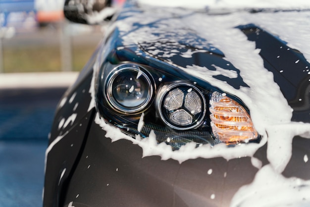 Vrouw haar auto buiten wassen