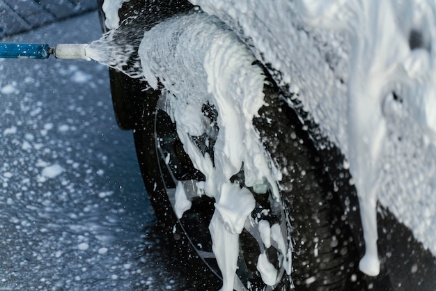 Vrouw haar auto buiten wassen