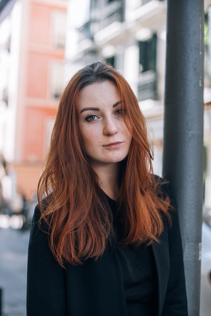 Gratis foto vrouw hand bereiken koffie met latte art op een grijze plaat van bovenaf. houten tafel bij de hipster coffeeshop. vintage kleurenfiltereffect. copyspace