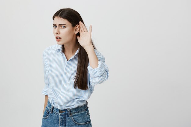 Vrouw hand in de buurt van oor kan niets horen